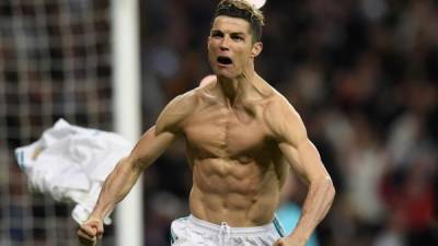 Así festejó Cristiano Ronaldo su gol de penal que dio la clasificación al Real Madrid a las semifinales de la Champions League. Foto AFP