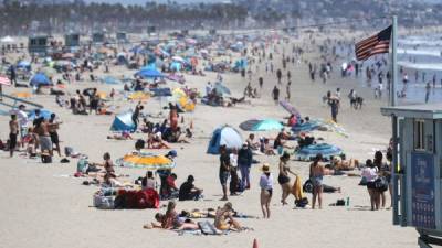 La gente visita la playa de Santa Mónica en medio de la pandemia del coronavirus en Santa Mónica, California. AFP