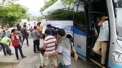 Cada semana, varios buses llegan repletos de niños y adultos migrantes.