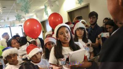 Centenares de niños estadounidenses, hijos de inmigrantes, entregaron hoy cartas a alcaldes de todo el país para pedirles que protejan a las familias de las promesas electorales de Donald Trump de deportar a millones de indocumentados. EFE