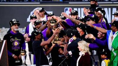 Los Lakers celebrando con el título de la NBA. Foto AFP