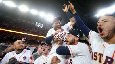 Jugadores de los Astros de Houston celebrando tras vencer a los Yankees. Foto AFP