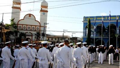 Estudiantes de los diferentes colegios de La Ceiba se apostaron en la plaza central.