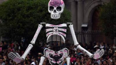 La Ciudad de México inició ayer su conmemoración por el Día de Muertos con un multitudinario desfile y una ofrenda en el zócalo capitalino en honor a los migrantes que han perdido la vida en ese país.