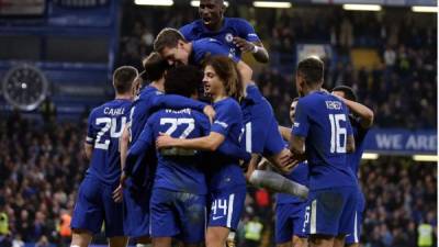 Los jugadores del Chelsea celebrando el gol del brasileño Willian. Foto AFP