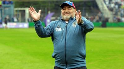 Diego Maradona dirigiendo un partido con Gimnasia. Foto EFE
