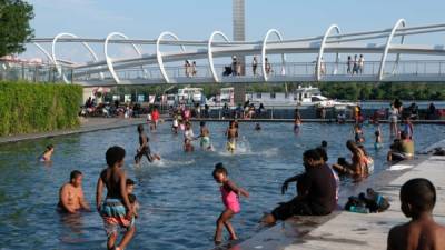 Millones de personas han salido de sus casas para refrescarse en las fuentes de agua que hay en las ciudades de la costa este de EEUU.