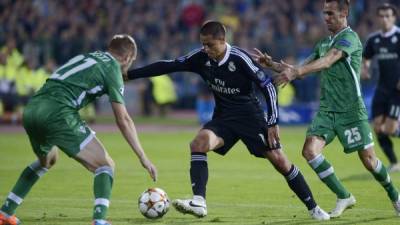 El delantero mexicano Javier Hernández conduce el balón ante la marca del defensa del Ludogorets Razgrad Cosmin Moti.