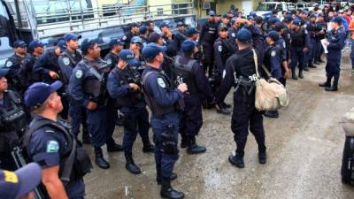 El proceso de depuración policial ha marchado a medias en el país.