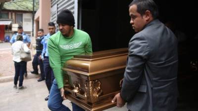 Familiares de César Flores llegaron a la morgue capitalina para retirar los restos del policía, quien será sepultado hoy.