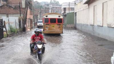 Fuertes lluvias provocan inundaciones en las calles del centro de la capital.