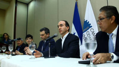 Los directivos de la CCIC, Marco Tulio Ruiz, María Antonia Rivera, Fernando Jaar, Emín Abufele, Reinerio Canales al brindar la conferencia ayer.