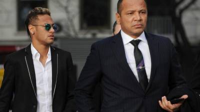 El padre de Neymar es el representante del destacado jugador brasileño del FC Barcelona.