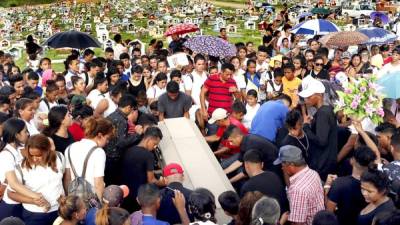 Familiares y amigos llegaron ayer al cementerio general de El Progreso a darle el último adiós a cuatro de las víctimas del accidente.