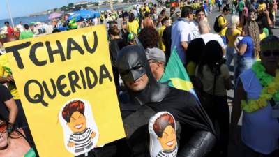 Miles de personas se congregaron en las calles de Brasilia para exigir la destitución de Rousseff.