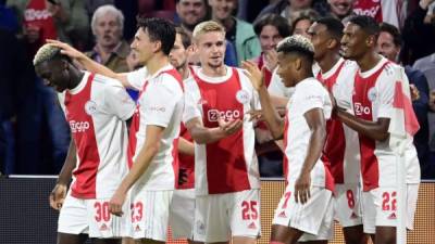 Jugadores del Ajax celebrando uno de los goles del partido contra el Cambuur. Foto EFE