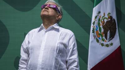 El presidente López Obrador brindó una conferencia de prensa en Mazatlán, a donde se trasladó para observar el eclipse solar.