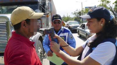 En los peajes de la ciudad, los agentes de Tránsito aplican pruebas de alcoholemia.