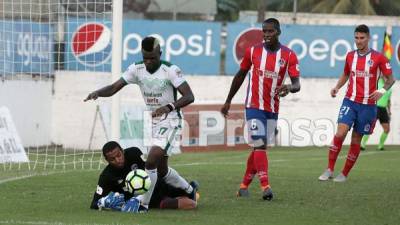 El portero del Olimpia, Edrick Menjívar, bloquea un ataque de Jerrel Britto, del Platense. Foto Neptalí Romero