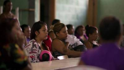 Fotografía fechada el 11 de enero de 2017 de privadas de libertad, algunas con sus hijos, en el Centro Femenino de Adaptación Social de Honduras, en el valle de Támara, al norte de Tegucigalpa, durante la entrega de certificados de educación primaria y de noveno año que cursaron en el recinto. EFE