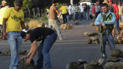 Los grupos de autodefensas de Las Huertas, Michoacán han cerrado algunos pasos.