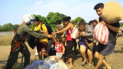 Momento en el un grupo de personas es rescatada de las inundaciones por Eta.