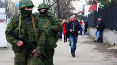 Fuerzas rusas patrullan el centro de la ciudad ucraniana de Simferopol.