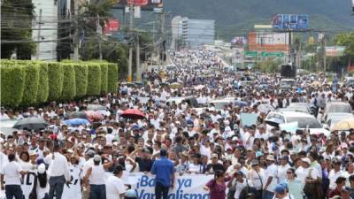 Cientos de hondureños dijeron presente hoy a la marcha por la paz celebrada en Tegucigalpa.