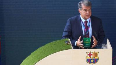 El presidente del FC Barcelona Joan Laporta durante la Asamblea General extraordinaria del club hoy domingo en el Nou Camp. Foto EFE.