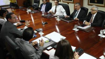 Reunión de las autoridades hondureñas con la misión del Fondo Monetario Internacional. Foto de archivo