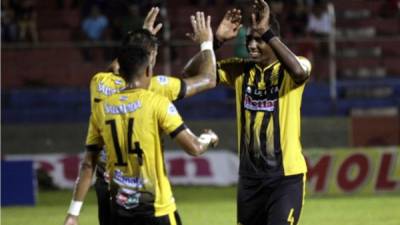 El Real España ganó de visita 1-2 al Vida con goles de Luciano Ursino y Bryan Róchez. Foto Javier Rosales