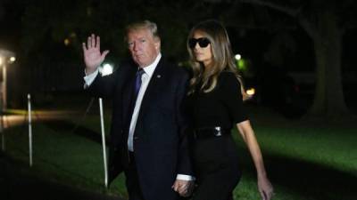 El Presidente de los Estados Unidos, Donald J. Trump (i), y la Primera Dama, Melania Trump (d), regresan a la Casa Blanca desde Las Vegas hoy, miércoles 4 de octubre de 2017, en Washington (EE.UU.). EFE/OLIVIER DOULIERY / POOL