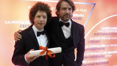 El mexicano Michel Franco (izq.) junto al productor de la película, el realizador venezolano Lorenzo Vigas, tras lograr el Premio del Jurado de Una Cierta Mirada por su película 'Las hijas de Abril', este sábado en Cannes.