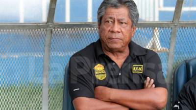 Ramón 'Primitivo' Maradiaga en el banquillo del Real España en el estadio Nacional. Foto Ronald Aceituno