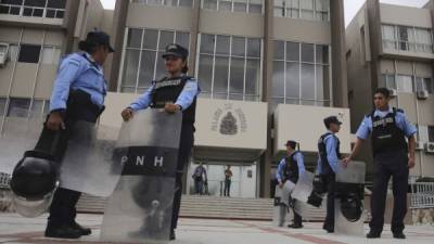 La Corte Suprema de Justicia (CSJ) en Honduras es resguardada por elementos de la Policía Nacional de Honduras. Foto de archivo.