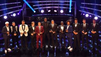 (L-R) Presenter Former Brazil and Barcelona player Ronaldinho, Brazil and PSG defender Dani Alves, Real madrid and Spain defender Sergio Ramos, Real Madrid and Croatia midfielder Luka Modric, Chelsea and Belgium midfielder Eden Hazard, British actor and event host Idris Elba, Paris Saint-Germain and France forward Kylian Mbappe and Chelsea and France midfielder NGolo Kante, Brazil's defender Marcelo, France and real Madrid defender Raphael Varane, Manchester United and Spain goalkeeper David De Gea and presenter former Germany captain Michael Ballack with their trophies at the presentation for the FIFA FIFPro World11 award 2018 during The Best FIFA Football Awards ceremony, on September 24, 2018 in London. / AFP PHOTO / Ben STANSALL