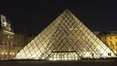 El museo de Louvre recibe aproximadamente 9 millones de visitas anuales.