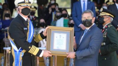 El almirante Craig Faller recibe la Medalla Gran Cruz de las Fuerzas Armadas.