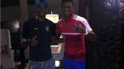 Jerry Bengtson y Carlo Costly se saludaron en Costa Rica.