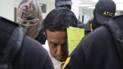 El doctor Ochoa se tapó el rostro con un libro que andaba en sus manos y que leyó mientras esperaba en la celdas.