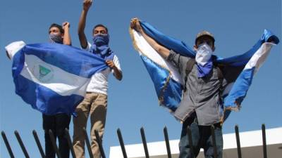 Los manifestantes de la oposición gritan consignas contra el gobierno de Nicaragua. AFP