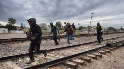 Los indocumentados centroamericanos corren para alcanzar 'La Bestia' en Carborca, México. AFP.