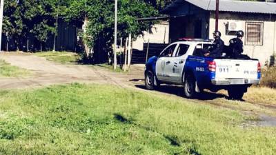 Los agentes policiales en las labores de saturación en tres colonias sampedranas tras busca de asesinos contra conductor del Impala.