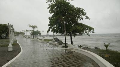 En la ciudad de La Ceiba el fuerte oleaje mantenía preocupados a los pobladores.