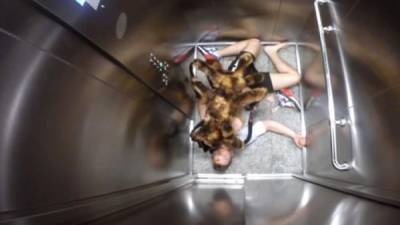 Una araña gigante fue vista por la noche en las calles, ascensores y metro de Polonia causando pánico en los ciudadanos. Foto YouTube