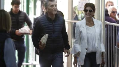 El presidente argentino Mauricio Macri y su esposa Juliana Awada asisten a un colegio electoral para depositar su voto en Buenos Aires.