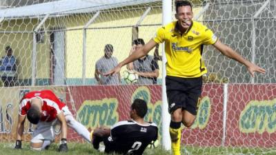 Ángel Tejeda celebrando uno de sus goles contra el Honduras Progreso. Foto Neptalí Romero