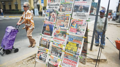 Un puesto de diarios en Lima, el 6 de marzo de 2013, el día después de la muerte del venezolano Hugo Chávez.