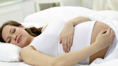 La mujer embaraza debe evitar dormir boca arriba.