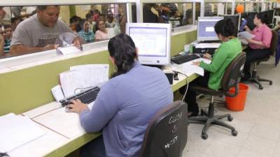 Contribuyentes en las oficinas de la Dirección Ejecutiva de Ingresos en San Pedro Sula.